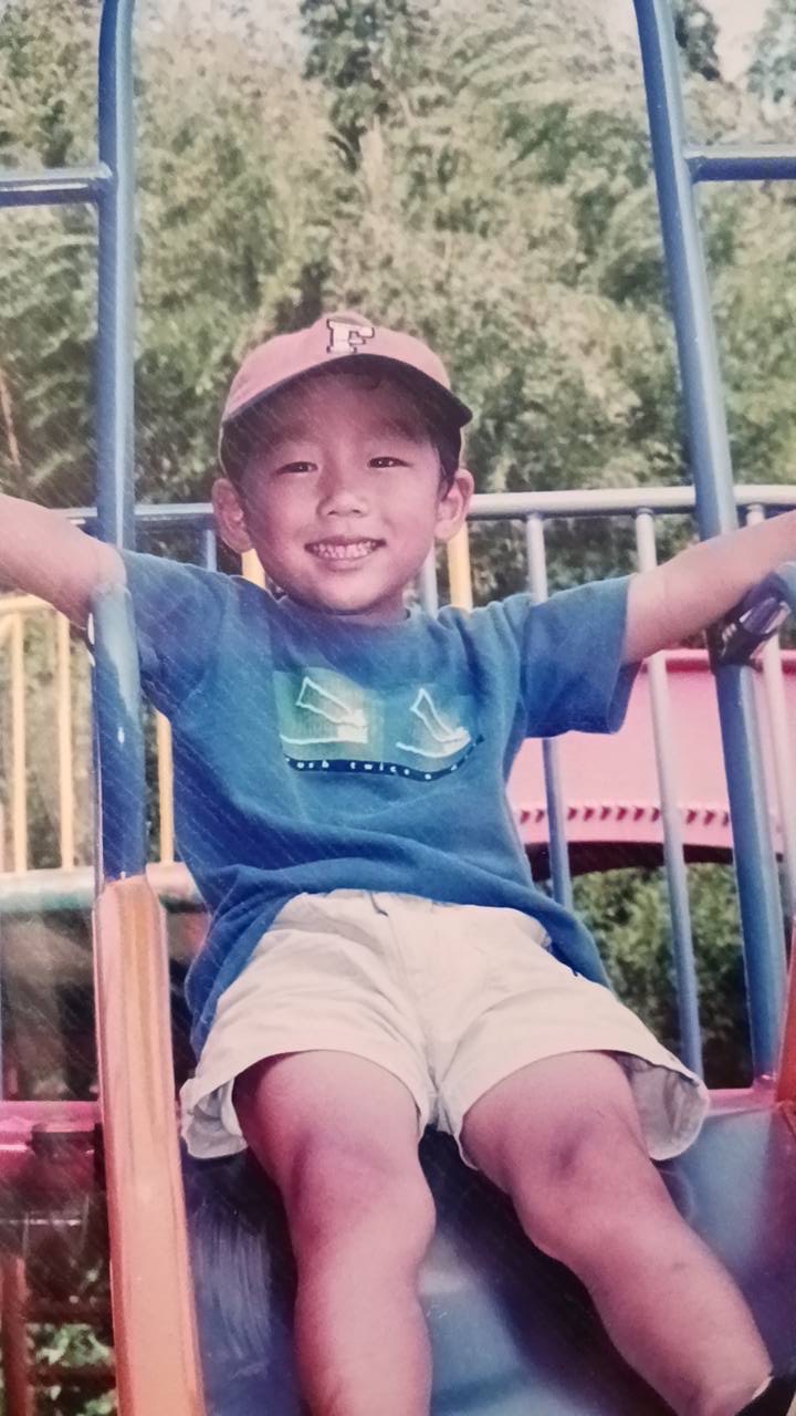 幼少期、公園の遊具で遊ぶぼく